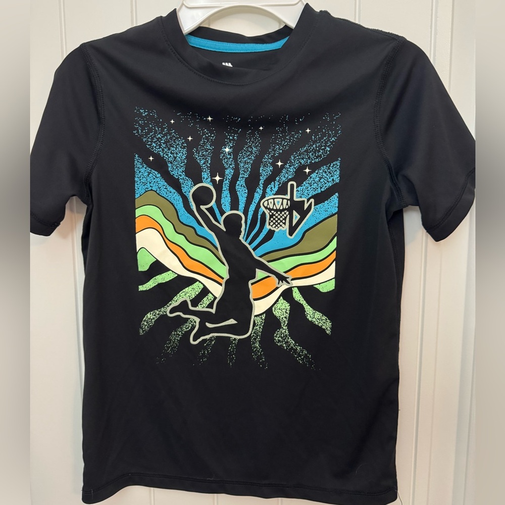All in Motion Black Short Sleeve Tee with Graphic Design size 8